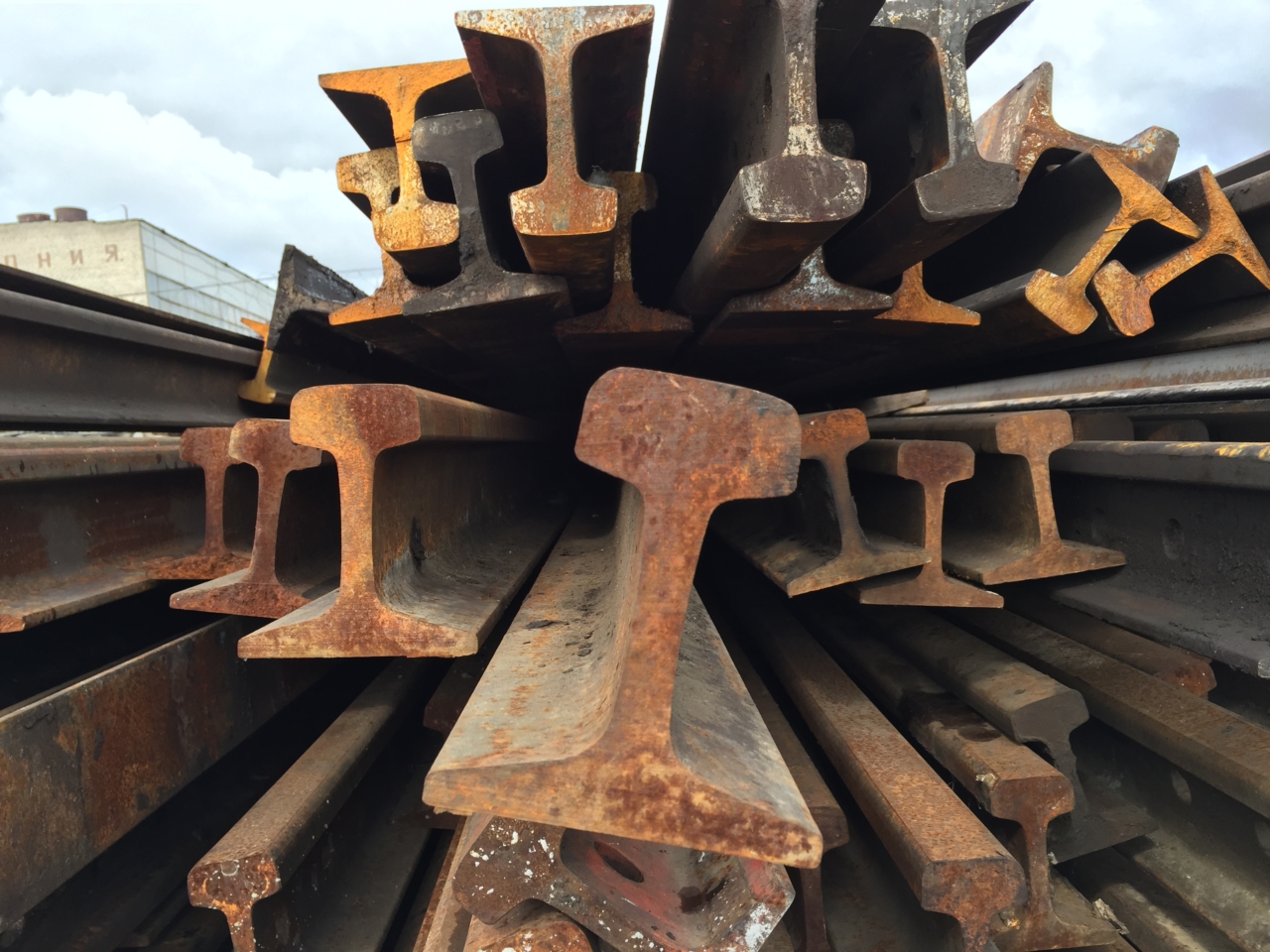 Почему стальные рельсы долго лежащие на складах